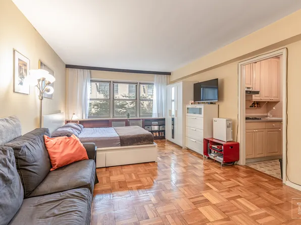 321 East 45th Street image 1 of 5