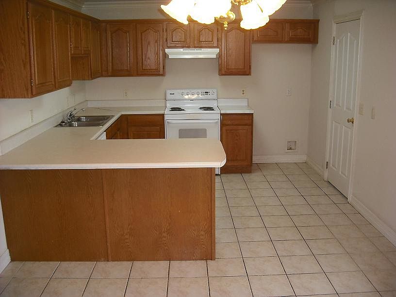 2nd image of 2460 Persimmon St