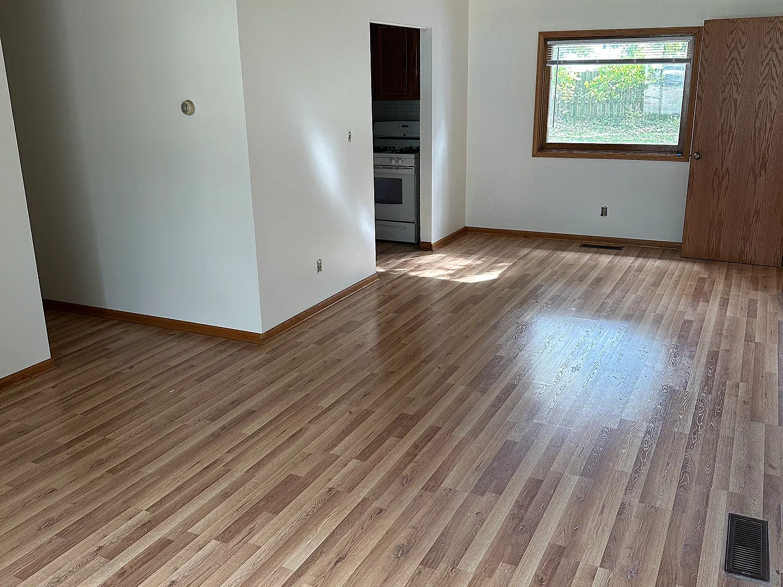 4 bed, 1.5 bath, 1400 sqft, $1,950 — Photo 2