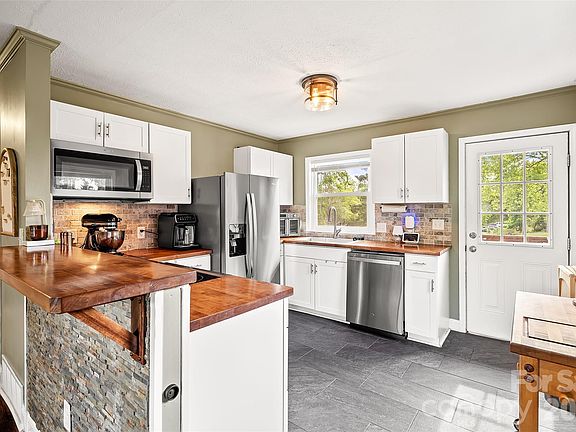 4th image of 708 Prince Dr