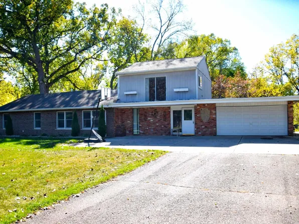 21272 Belleview St, Clinton Township, MI 48036