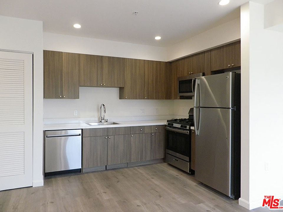 1st image of 1019 S Catalina St #205
