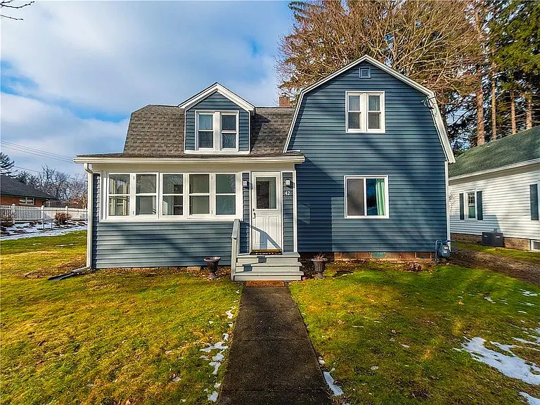 42 Case Ave — Photo 1