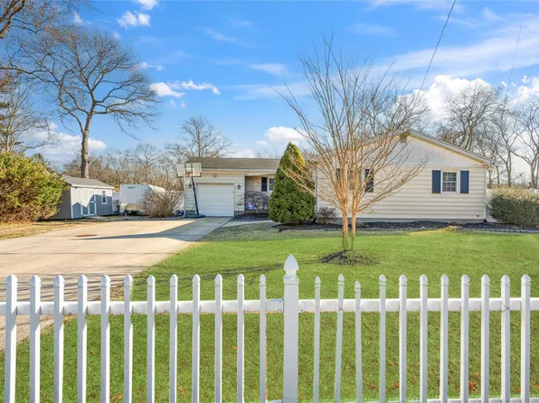 4 Division Street, Holtsville, NY 11742