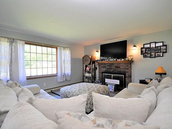 3rd image of 168 Sherwood Cir