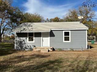 715 E College St, Burkburnett, TX 76354