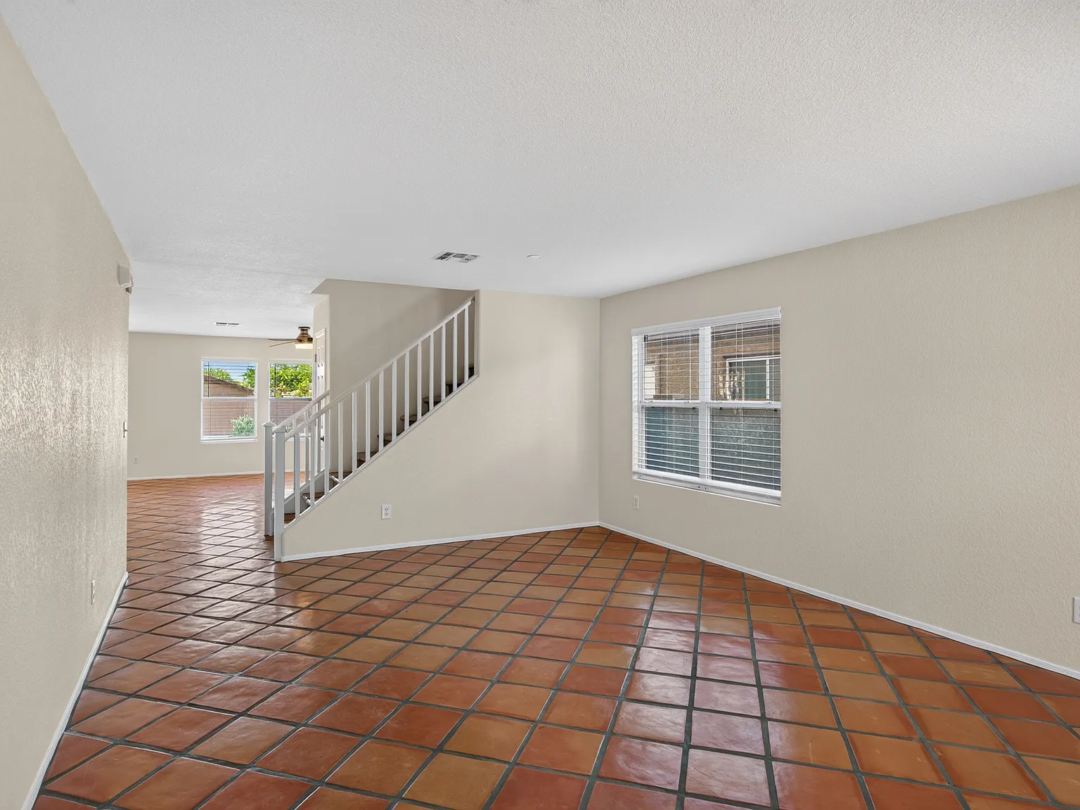 4 bed, 2.5 bath, 2609 sqft, $2,095 — Photo 2