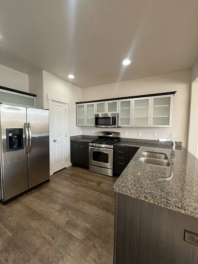 Sign A Lease Now For $2,000 Off- Newly Build 3 Bed, 2.5 Bath Townhome In Pleasant Grove — Photo 1