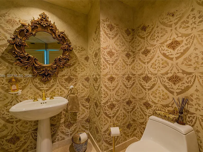 300 S Pointe Dr #1504 — Photo 12