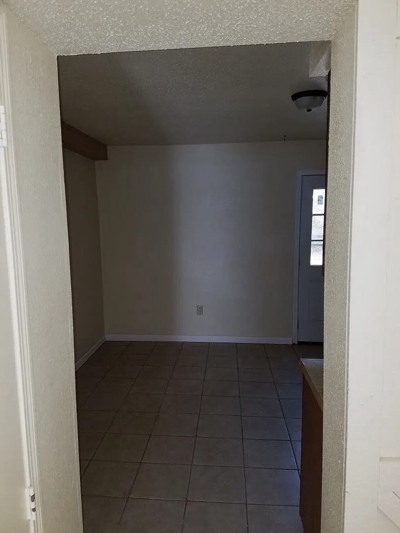 3303 Davis Street Apartments — Photo 2