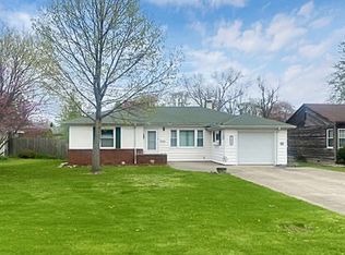 709 E 3rd St, Flora, IL 62839