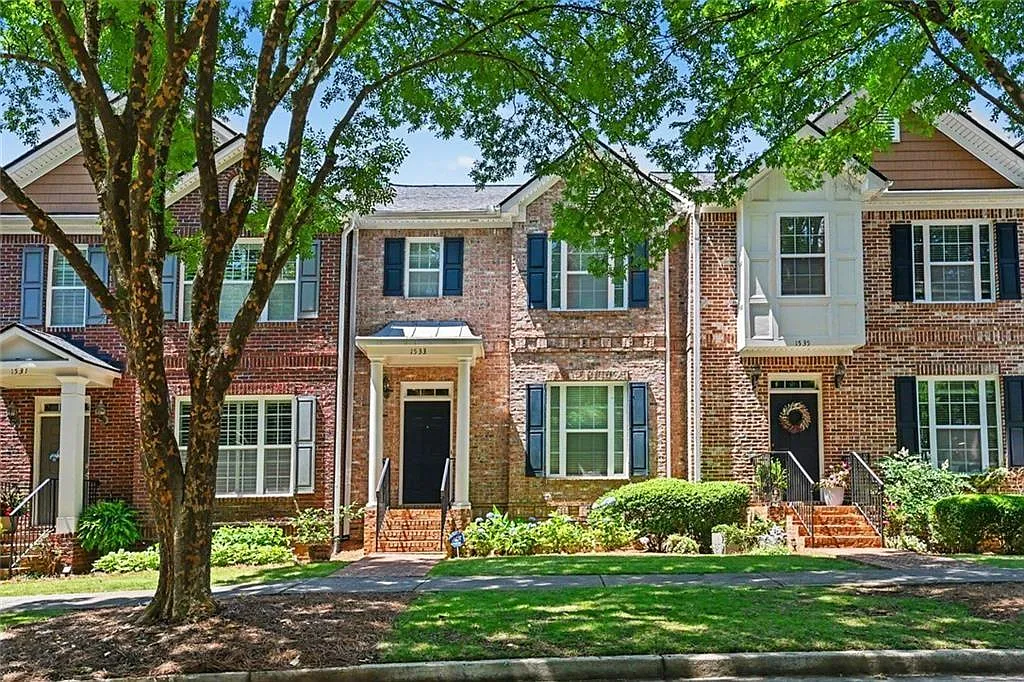 2 bed, 2.5 bath, 1929 sqft, $2,200 — Photo 1