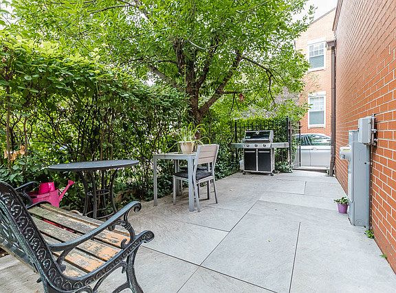 4th image of 220 W Scott St APT A