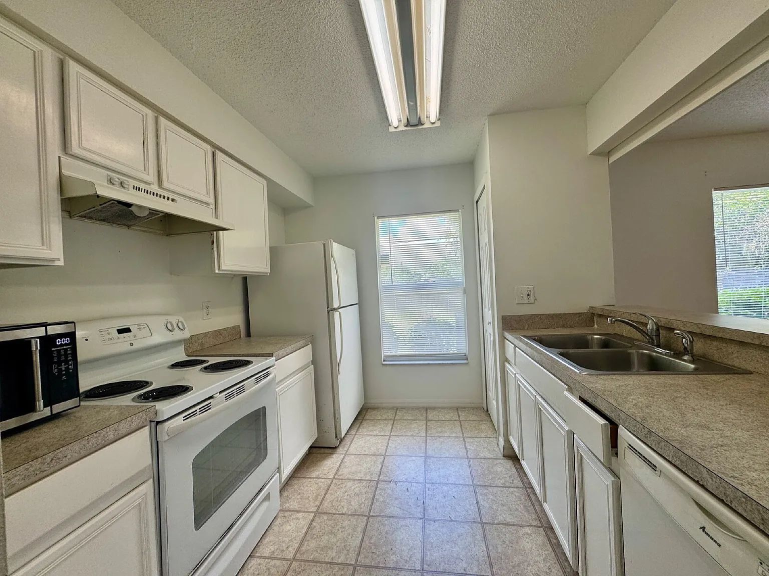 3 bed, 2.5 bath, 1364 sqft, $1,795 — Photo 3