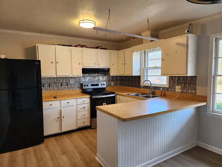 230 Vineland Dr — Photo 1