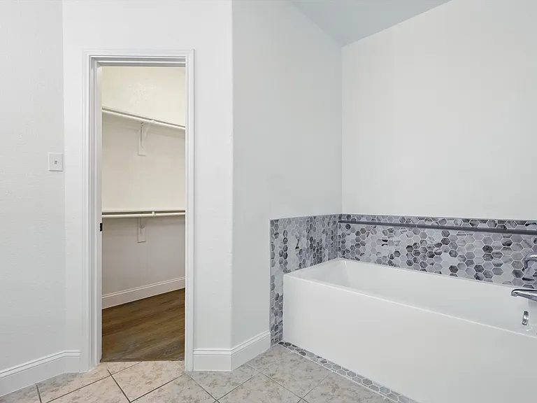 924 Charleston Ln — Photo 17