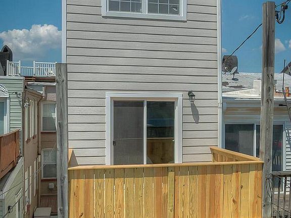 4th image of 1219 S Clinton St