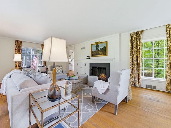 2nd image of 805 E Hyde WAY