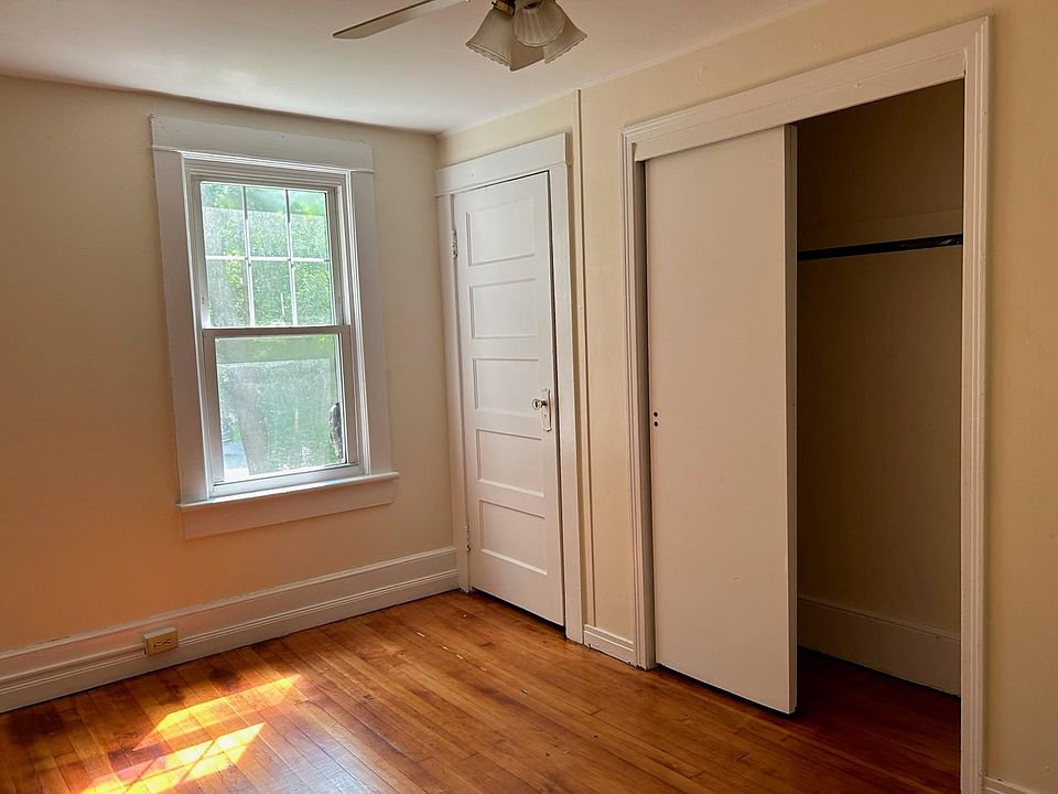 2nd image of 318 Vineyard Ave #4