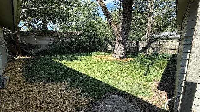 3 bed, 1.0 bath, 900 sqft, $1,250 — Photo 2