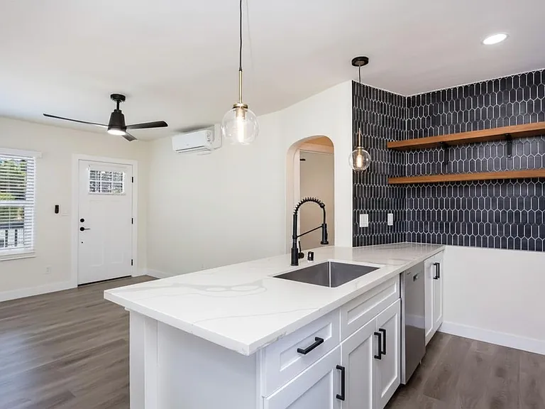 1128-32 Sassafras St — Photo 6