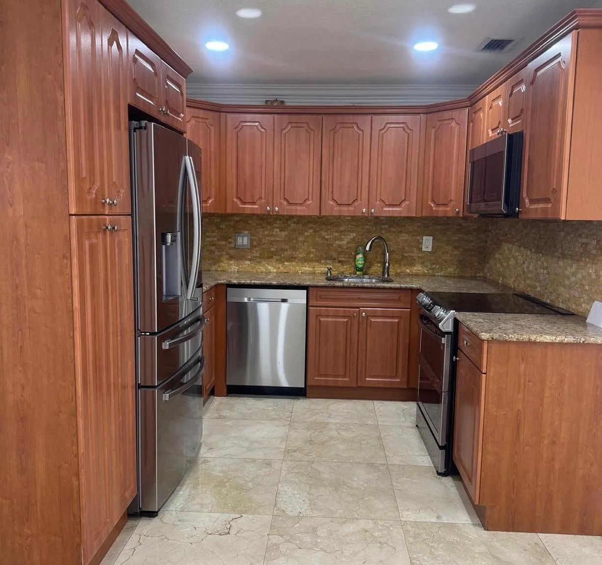 3 bed, 2.0 bath, 1304 sqft, $3,900 — Photo 2