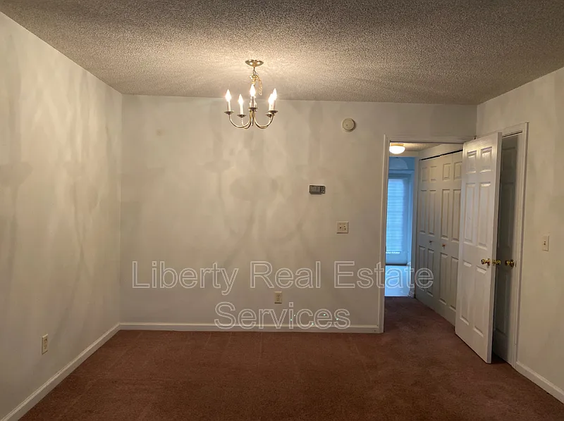 Colonial Park Condos — Photo 4