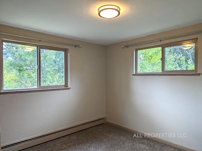 1005 N Newton St — Photo 15
