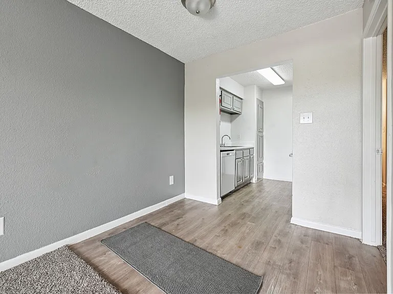 Pine Creek Apartments — Photo 15