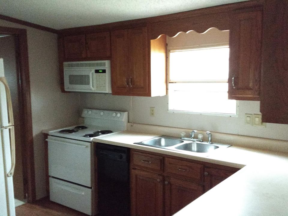 2nd image of 211 Regan St