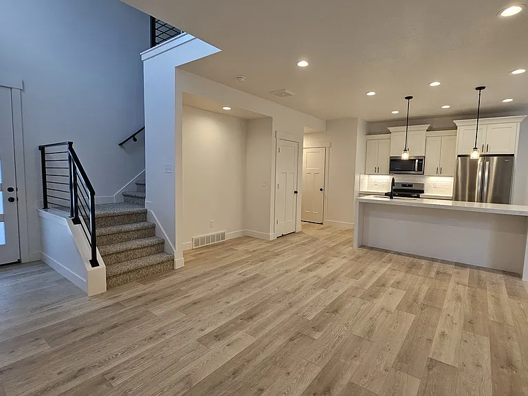 636 W Cottage Park Ln — Photo 3