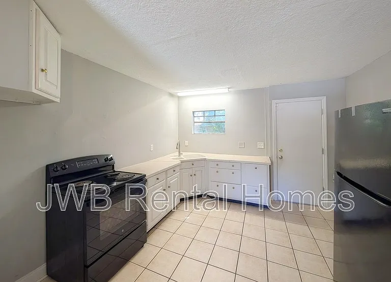 421 Golfair Blvd — Photo 2