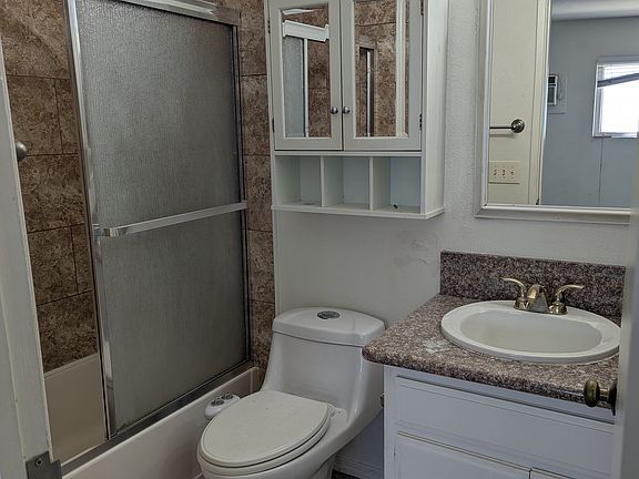 Primary bathroom en suite