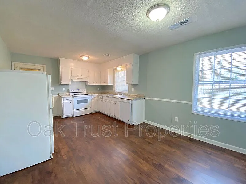 3 bed, 1.0 bath, 1000 sqft, $1,875 — Photo 4