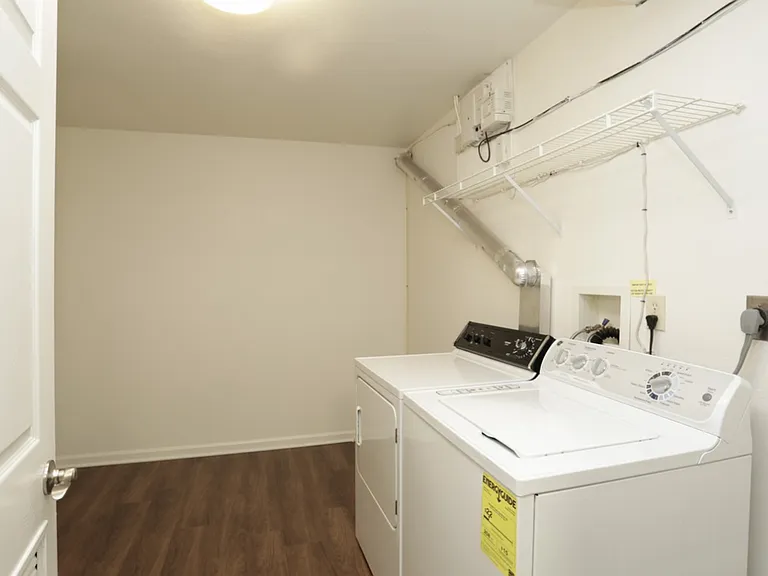 Lakemont Apartments — Photo 37