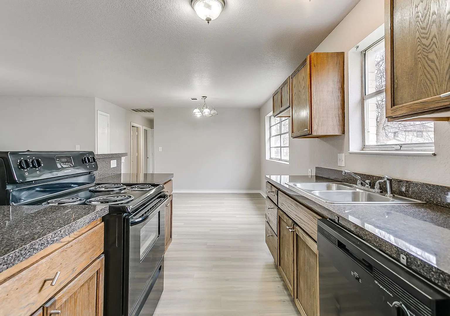 Super Cute home located in the Heart of Burleson! — Photo 3