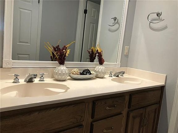 5th image of 208 N Jayson Dr