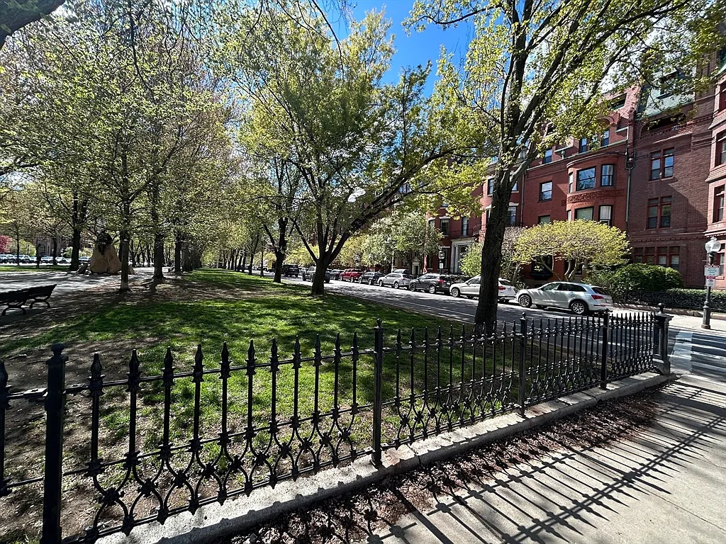 Building Photo - 351 Beacon St #5