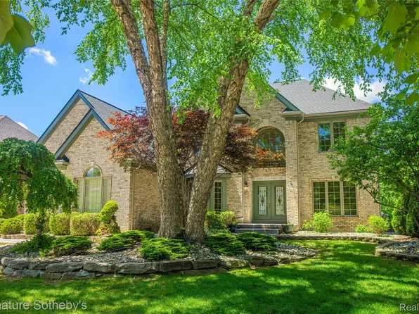 6925 Elm Park Dr, Troy, MI 48098