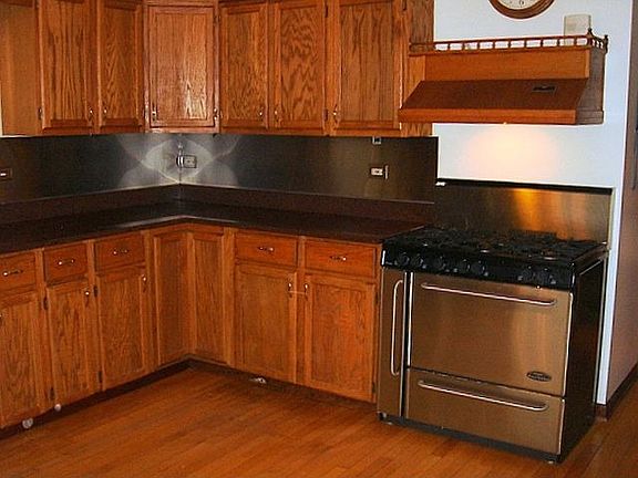 Quartz Counters - Tons of Cabinets!