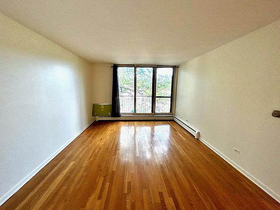 3rd image of 5435 N Artesian Ave APT 3E