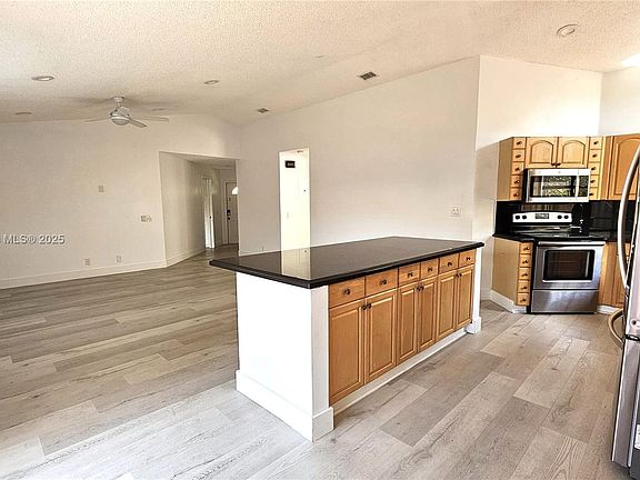 4th image of 1350 Seagrape Cir