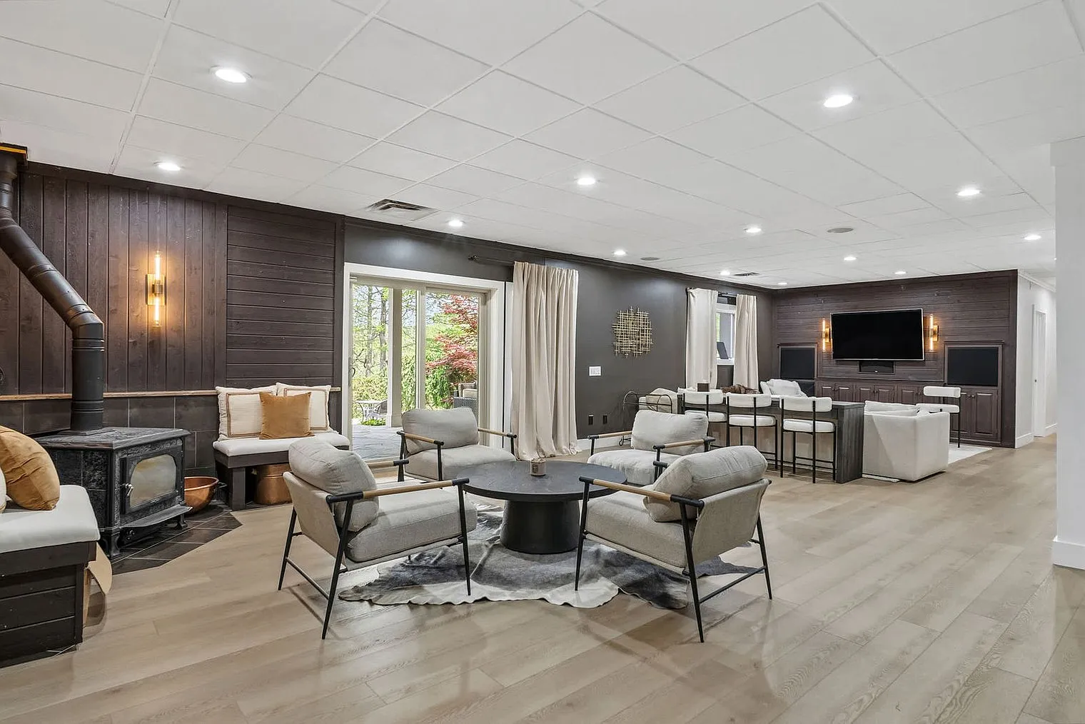 5 bed, 3.0 bath, 5790 sqft, $16,212 — Photo 1