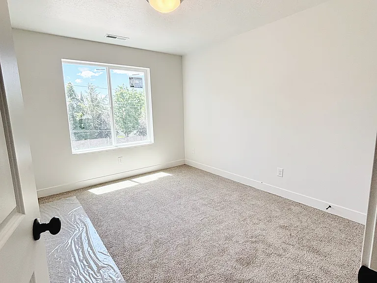 375 E 1600 N — Photo 26