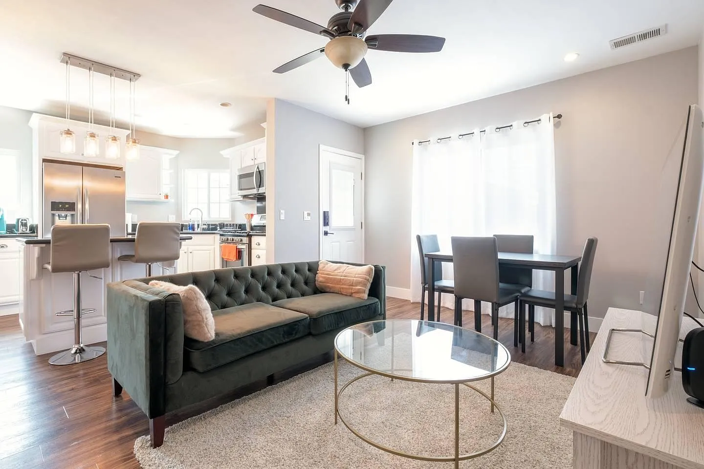 2 bed, 950 sqft, $3,000 — Photo 1