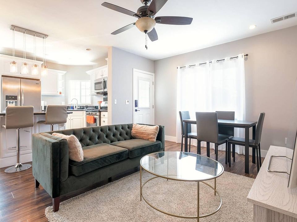 1st image of 3258 N Park Way #2