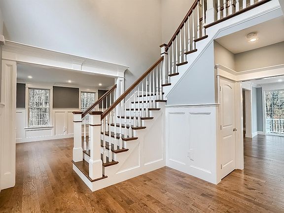 4th image of 19 Stoney Brook Rd