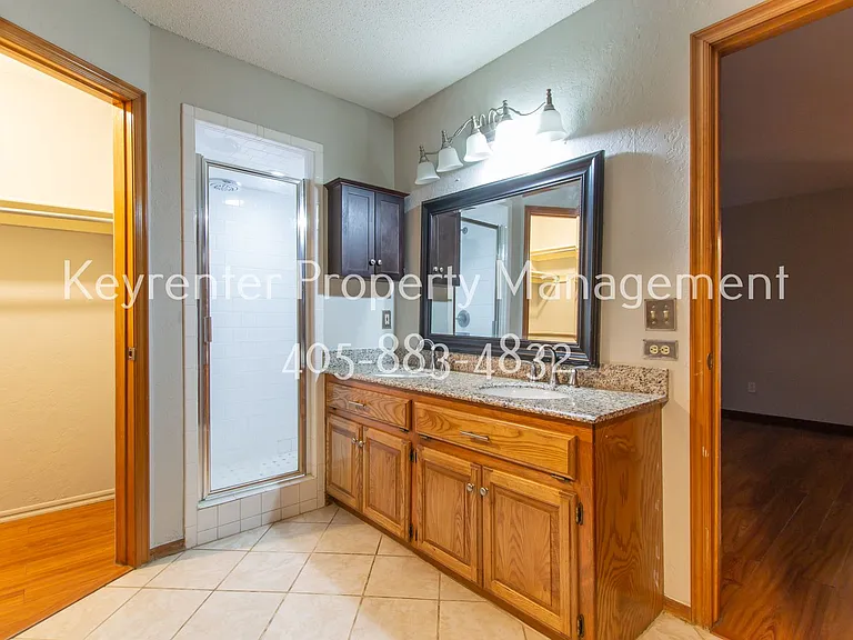 8308 NW 10th Ter — Photo 11