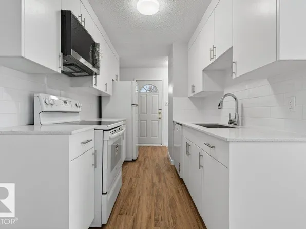 3 Twin Ter E, Edmonton, AB T6K 1V4