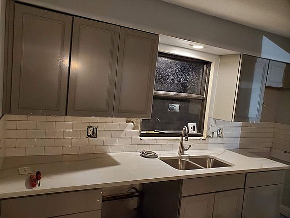 4th image of 2057 Luana Dr E